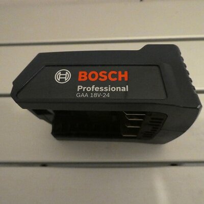 Akku  USB Ladegeräte 2 mal vorhanden Bosch Professional GAA 18 V–24